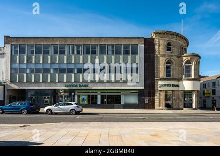 Im Filialgebäude der Lloyds Bank in Weston-Super-Mare, Somerset, stehen traditionelle und moderne Architekturstile im Kontrast. Stockfoto