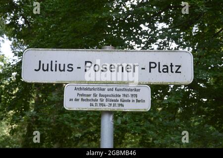 Julius-Posener-Platz in Nikolassee, Berlin, Deutschland - 4. August 2021. Stockfoto