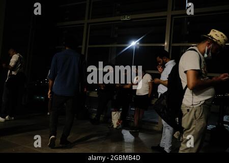 Istanbul, Türkei. August 2021. Passagiere stehen am Mittwoch, den 4. August 2021, in einem Raucherbereich am Sabiha Gokcen International Airport inmitten der Coronavirus-Pandemie (COVID-19) in Istanbul, Türkei. (Foto: Ilker Eray/GocherImagery/Sipa USA) Quelle: SIPA USA/Alamy Live News Stockfoto