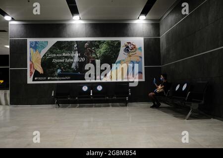 Istanbul, Türkei. August 2021. Eine Fluggast mit einer Gesichtsmaske und Latexhandschuhen überprüft ihr Mobiltelefon am Sabiha Gokcen International Airport inmitten der Coronavirus-Pandemie (COVID-19) in Istanbul, Türkei, am Mittwoch, den 4. August 2021. (Foto: Ilker Eray/GocherImagery/Sipa USA) Quelle: SIPA USA/Alamy Live News Stockfoto