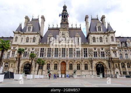 Paris, Frankreich. Juli 2021. Allgemeine Ansicht der façade des Pariser Rathauses, während die Menschen darauf warten, gegen die Ausbreitung der Covid-19-Infektion geimpft zu werden. (Foto von Denis Thaust/SOPA Images/Sipa USA) Quelle: SIPA USA/Alamy Live News Stockfoto