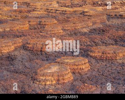 Nahaufnahme Gesteinsmuster bilden eine Mars-ähnliche Landschaft Danakil Depression heißesten Ort auf der Erde, Äthiopien. Stockfoto