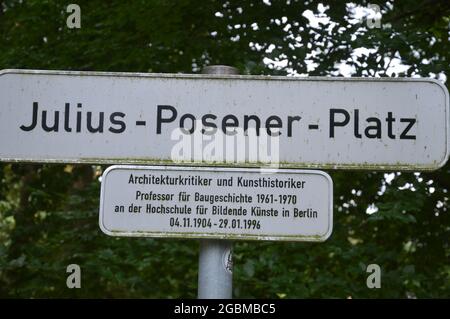 Julius-Posener-Platz in Nikolassee, Berlin, Deutschland - 4. August 2021. Stockfoto