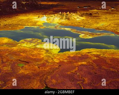 Nahaufnahme von bunten Schwefelquellen und Gesteinsmustern bilden eine Mars-ähnliche Landschaft Danakil Depression heißesten Ort auf der Erde, Äthiopien. Stockfoto