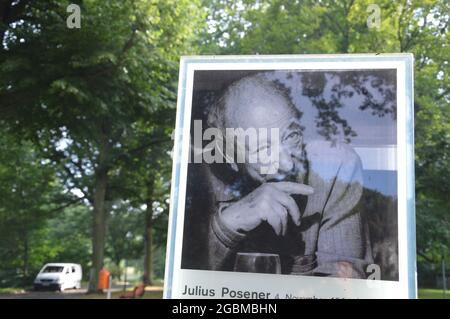 Julius-Posener-Platz in Nikolassee, Berlin, Deutschland - 4. August 2021. Stockfoto