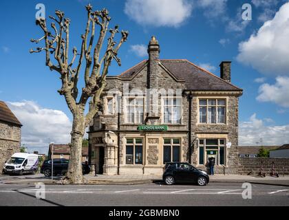 Ein Kunde nutzt einen Geldautomaten in einer Zweigstelle der Lloyds Bank in Fishteionds, Bristol. Stockfoto