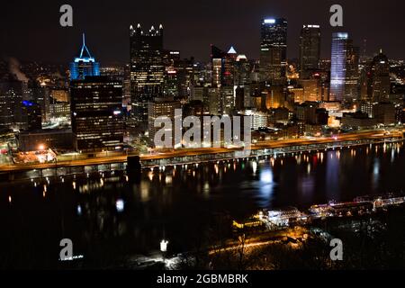Pittsburgh Skyline bei Nacht Stockfoto