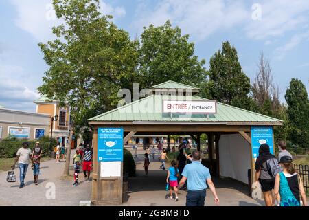 Eintritt in den Freizeitpark La Ronde Six Flags im Sommer während der Pandemie des 19. Covid. Montreal, Quebec, Kanada. Stockfoto