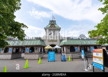 Eintritt in den Freizeitpark La Ronde Six Flags im Sommer während der Pandemie des 19. Covid. Montreal, Quebec, Kanada. Stockfoto