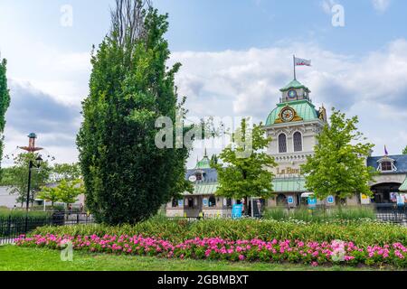 Eintritt in den Freizeitpark La Ronde Six Flags im Sommer während der Pandemie des 19. Covid. Montreal, Quebec, Kanada. Stockfoto