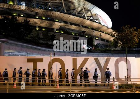 Tokio, Japan. Juli 2021. Die Polizei wurde in der Eröffnungsnacht der Olympischen Spiele 2020 in Tokio vor dem Nationalstadion in Meiji Jingu eingesetzt. (Bild: © Tanja Houwerzijl/SOPA Images via ZUMA Press Wire) Stockfoto