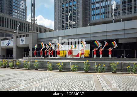 Tokio, Japan. Juli 2021. Die Teilnehmer sahen während der Eröffnungsfeier des Fackellaufs 2020 in Tokio winkende Flaggen. (Bild: © Tanja Houwerzijl/SOPA Images via ZUMA Press Wire) Stockfoto