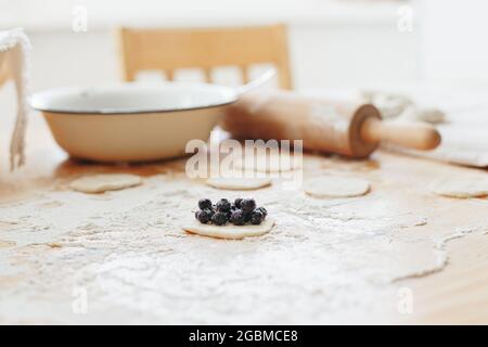 Prozess der Herstellung von süßen Vareniki mit Beeren traditionelle ukrainische Lebensmittel Stockfoto