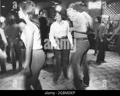 Austin, Texas USA, um 1983: Paare auf der überfüllten Tanzfläche der Silver Dollar Tanzhalle in Nord-Austin. ©Bob Daemmrich Stockfoto