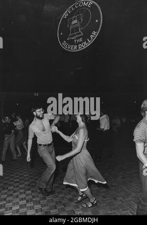 Austin, Texas USA, um 1983: Paare genießen Swing-Tanz zu Country- und Western-Musik im Silver Dollar Dance Club in Nord-Austin. ©Bob Daemmrich Stockfoto