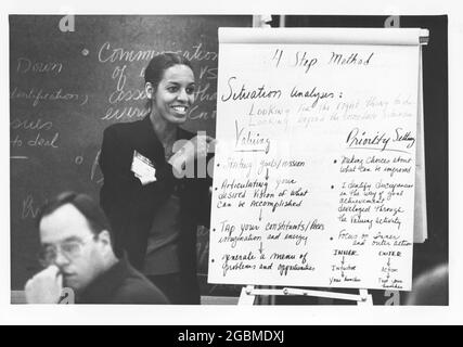 Austin Texas USA, um 1993: Schwarze Sprecherin präsentiert sich auf der Management-Konferenz für Mitglieder der Texas Municipal League. HERR er-0009 ©Bob Daemmrich Stockfoto