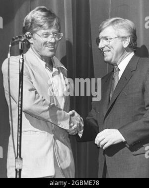 Austin Texas USA, um 1986: Texas Gov. Mark White (rechts) begrüßt den Schauspieler Robert Redford im Paramount Theatre. ©Bob Daemmrich Stockfoto