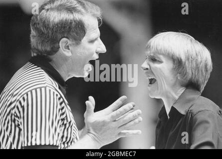 Austin Texas USA, um 1983: Trainerin der Basketballmannschaft der High School-Mädchen streitet während des Spiels mit Schiedsrichterinnen. ©Bob Daemmrich Stockfoto