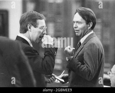 Austin Texas USA, 1989: Weiße männliche Mitglieder des Repräsentantenhauses von Texas haben während der Legislaturperiode eine Diskussion im Repräsentantenhaus. ©Bob Daemmrich Stockfoto