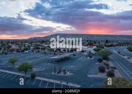 Kirche und Heim in Green Valley, Arizona mit Minenräumungen Stockfoto