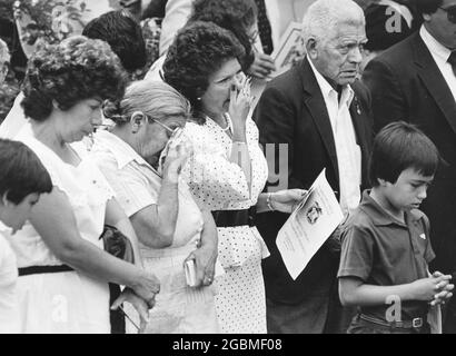 Austin, Texas, USA, 1983: Familie einer Marine, die bei der Bombardierung von Militärbaracken in Beirut getötet wurde, einer Selbstmordmission, bei der mehr als 300 Menschen ums Leben kamen, trauert beim Gedenkgottesdienst. ©Bob Daemmrich Stockfoto