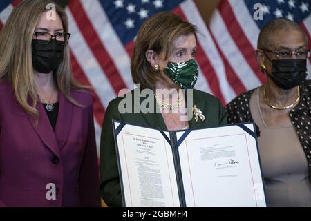 Washington, Usa. August 2021. Die Vertreterin Jennifer Wexton (D-VA), die Sprecherin des US-Repräsentantenhauses, Nancy Pelosi (D-CA), und Del. Eleanor Holmes Norton, D-DC, nehmen am Mittwoch, dem 4. August 2021, an einer Zeremonie zur Einschreibung des Gesetzentwurfs für H.R. 3325 im US-Kapitol in Washington DC Teil. Der Gesetzentwurf wird die US-Polizei des Kapitols, die das Kapitol am 6. Januar beschützte, mit Goldmedaillen des Kongresses auszeichnen. Foto von Sarah Silbiger/UPI Credit: UPI/Alamy Live News Stockfoto