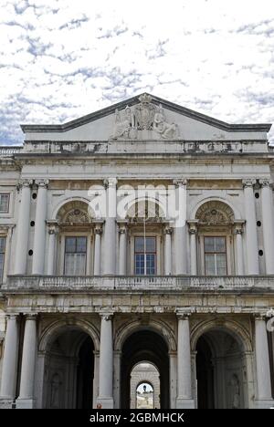 LISSABON, PORTUGAL - 17. Mai 2006: Der Ajuda National Palace außen- und Eingangsteil gegen einen bewölkten Himmel in Lissabon, Portugal Stockfoto