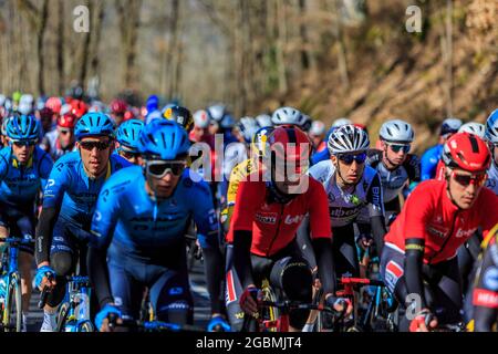 Cote de Senlisse, Frankreich - 7. März 2021: Der italienische Radfahrer Fabio Aru vom Team Qhubeka Assos fährt im Hauptfeld auf der Cote de Senlisse während der Stockfoto