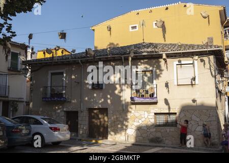 BRIHUEGA, SPANIEN - 10. Jul 2021: Die alten Steinhäuser in Brihuega, Spanien Stockfoto