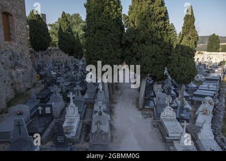 BRIHUEGA, SPANIEN - 10. Jul 2021: Der Friedhof von Brihuega befindet sich in seiner Burg, Brihuega, Spanien Stockfoto