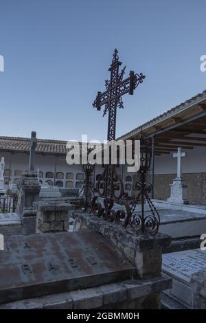 BRIHUEGA, SPANIEN - 10. Jul 2021: Der Friedhof von Brihuega befindet sich in seiner Burg, Brihuega, Spanien Stockfoto