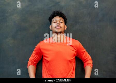 Porträt eines jungen lateiners an einer Wand Stockfoto