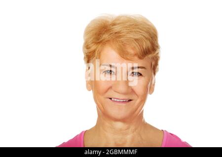 Porträt einer schönen lächelnden älteren polnischen Frau mit kurzen Haaren, isoliert auf Weiß Stockfoto