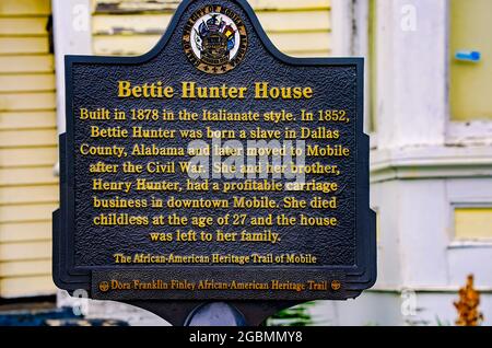 Eine historische Markierung steht vor dem Bettie Hunter House, 1. August 2021, in Mobile, Alabama. Stockfoto