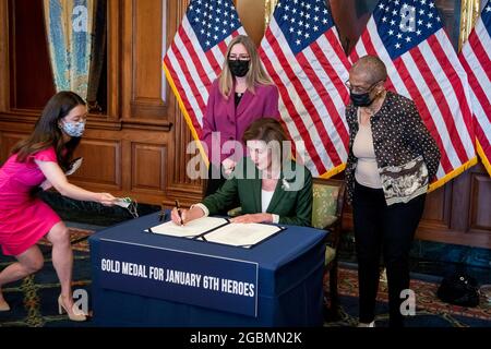 Die Sprecherin des Repräsentantenhauses der Vereinigten Staaten, Nancy Pelosi (Demokratin von Kalifornien), Mitte, wird von der Vertreterin der Vereinigten Staaten, Jennifer Wexton (Demokratin von Virginia), Und der Delegierte Eleanor Holmes Norton (Demokrat des Distrikts von Columbia), rechts, für eine Fotogelegenheit für die Gesetzesregistrierung für H.R. 3325, um am Mittwoch, den 4. August 2021, im US-Kapitol in Washington, DC, die Goldmedaillen des Kongresses an die USCP und diejenigen zu vergeben, die das US-Kapitol beschützten. Kredit: Rod Lampey/CNP Stockfoto