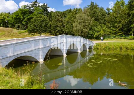 Die Five Arch Bridge in den Hamilton Landscapes des Paenshill Park, Landschaftsgärten in Cobham, Surrey, Südostengland, Großbritannien Stockfoto