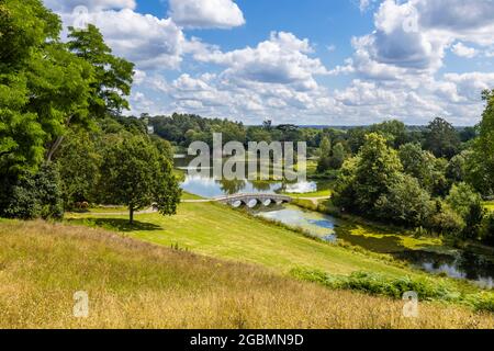 Blick auf die Five Arch Bridge und den See in den Hamilton-Landschaften des Painshill Park, Landschaftsgärten in Cobham, Surrey, Südostengland, Großbritannien Stockfoto