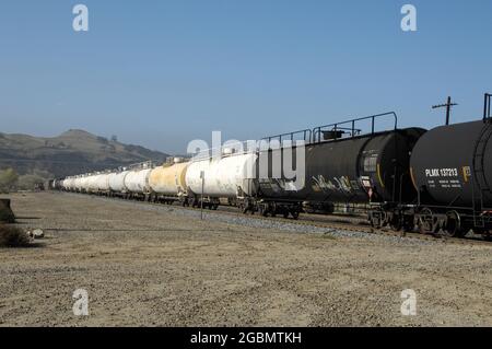 Tankwagen in der Nähe von Caliente, Kalifornien, am Bahnübergang Bodfish Road Stockfoto