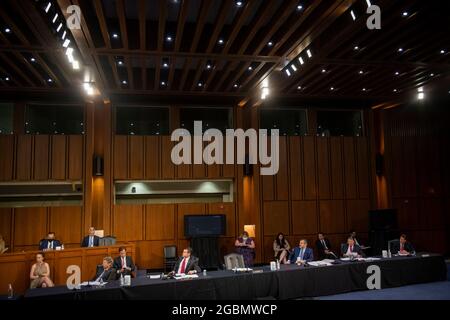 US-Senator Rand Paul (Republikaner von Kentucky), links, US-Senator Todd Young (Republikaner von Indiana), zweiter von links, US-Senator Ted Cruz (Republikaner von Texas), dritter von rechts, US-Senator Mike Rounds (Republikaner von South Dakota), zweiter von rechts, Und der US-Senator Bill Hagerty (Republikaner von Tennessee), rechts, nimmt am Mittwoch, dem 4. August 2021, an einer Sitzung des Senatsausschusses für Außenbeziehungen Teil, bei der Nominierungen und legislative Überlegungen im Hart Senate Office Building in Washington, DC, stattfinden. Kredit: Rod Lampey/CNP Stockfoto