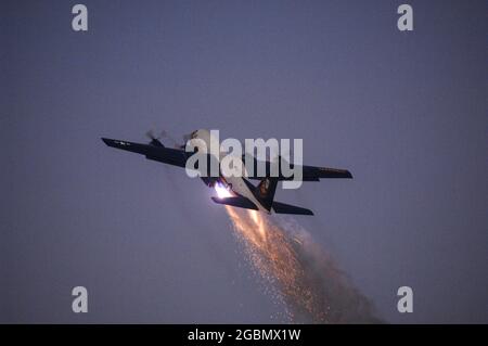 Blue Angels Fat Albert hebt mit JATO Assist auf einer MCAS Miramar Airshow ab Stockfoto