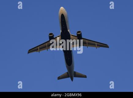 Der A320-Airbus hebt vom internationalen Flughafen San Diego ab Stockfoto