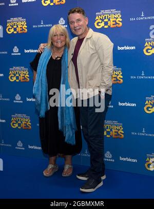 London, Großbritannien - 4. August 2021: „alles geht“ Ankunft auf rotem Teppich, Press Night, Barbican Centre. Kredit: Loredana Sangiuliano / Alamy Live Nachrichten Stockfoto