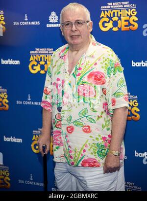 London, Großbritannien - 4. August 2021: Christopher Biggins nimmt an der „Anything Goes“ Red Carpet Arrivals, Press Night, Barbican Centre Teil. Kredit: Loredana Sangiuliano / Alamy Live Nachrichten Stockfoto