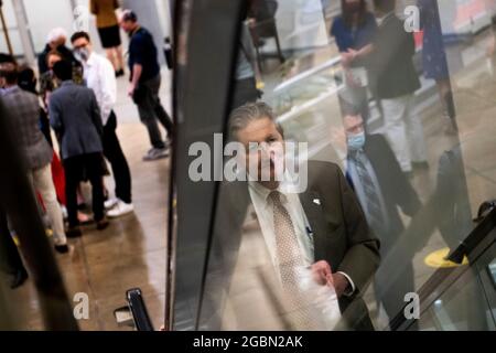 Washington, Vereinigte Staaten. August 2021. Der US-Senator John Neely Kennedy (Republikaner von Louisiana) wird durch das Glas einer Rolltreppe gesehen, während er während einer Abstimmung über Änderungen an H.R. 3684, dem Infrastructure Investment and Jobs Act, am Mittwoch, den 4. August 2021 im US-Kapitol in Washington, DC, durch die Senatsunterführung des Senats läuft. Kredit: Rod Lampey/CNP/dpa/Alamy Live Nachrichten Stockfoto