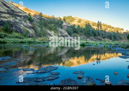 Berghänge spiegeln sich im North Umpqua River in der Nähe von Glide Oregon Stockfoto