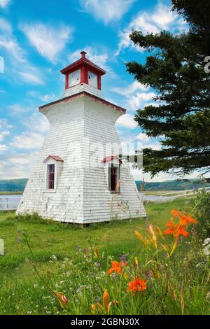 Kaputte Fenster mit abblätternden weißen Wänden eines zerbrochenen verlassenen Leuchtturms in Harvey, New Brunswick, im Osten Kanadas, mit landschaftlich reizvoller Aussicht Stockfoto