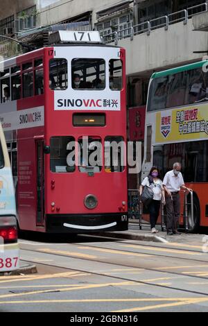 Straßenbahn an der Straßenbahnhaltestelle des Voeux Road West, Sai Ying Pun, Hongkong, 4. August 2021 Stockfoto