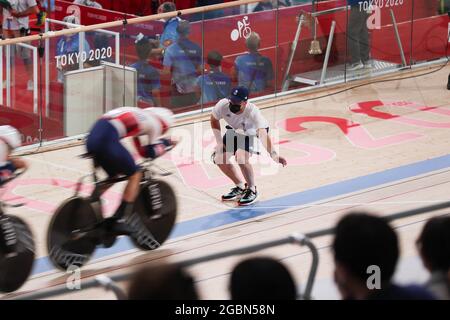 Shizuoka, Japan. August 2021. Ethan Hayter (GBR), Charlie Tanfield (GBR), Ethan Vernon (GBR), Oliver Wood (GBR) Radsport: Mannschaftstreuungsfinale während der Olympischen Spiele 2020 in Tokio auf dem Izu Velodrome in Shizuoka, Japan. Quelle: Shutaro Mochizuki/AFLO/Alamy Live News Stockfoto