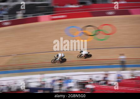 Jair Tjon en Fa (SUR), Maximilian Levy (GER), 4. AUGUST 2021 - Radsport : Sprint 1/32-Finale der Herren während der Olympischen Spiele 2020 in Tokio auf dem Izu Velodrome in Shizuoka, Japan. (Foto von Shutaro Mochizuki/AFLO) Stockfoto