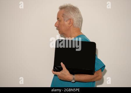 Becher eines Arztes oder einer Krankenschwester, auf eine weiße Wand geschossen Stockfoto